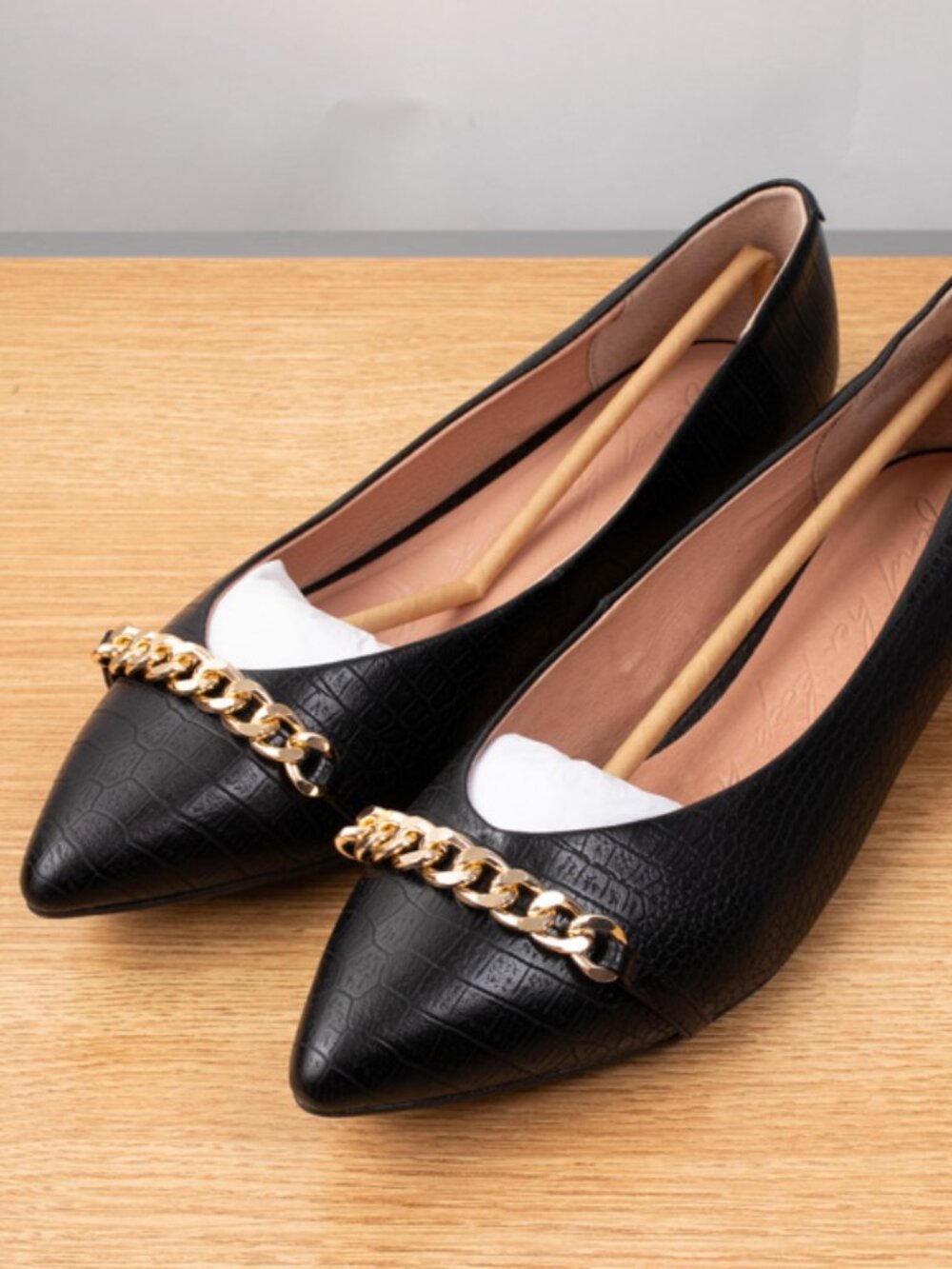 Fhkh Find Her Keep Her Unbound Women's Size 11 Black Leather Shoe Gold Detail